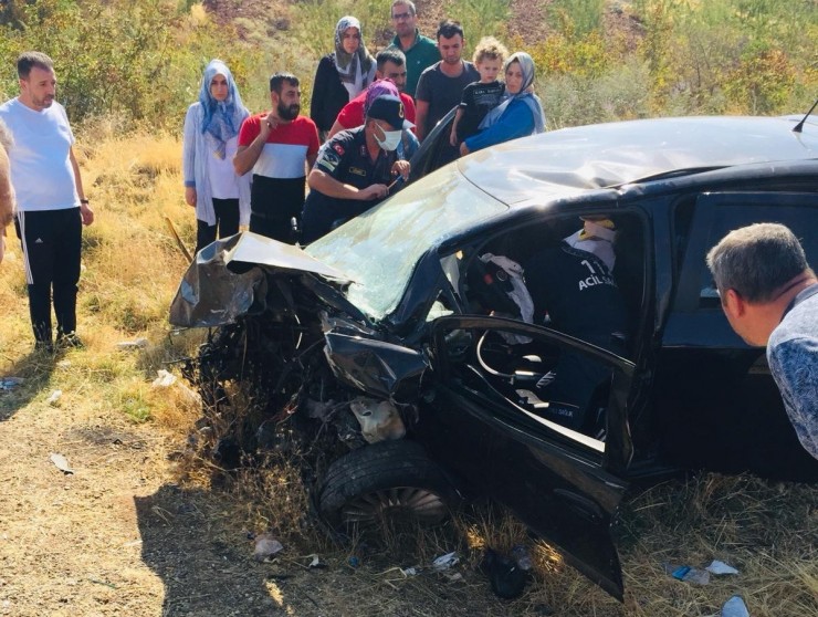 Adıyaman’da İki Otomobil Çarpıştı: 1 Ölü, 2 Yaralı