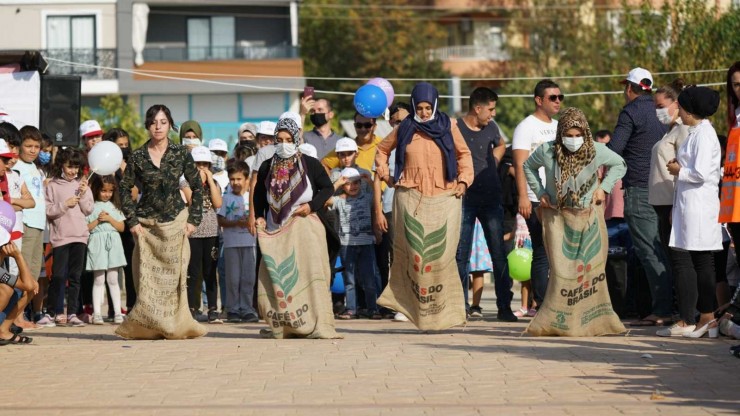 Gençlik Ve Çocuk Festivalinde Renkli Görüntüler