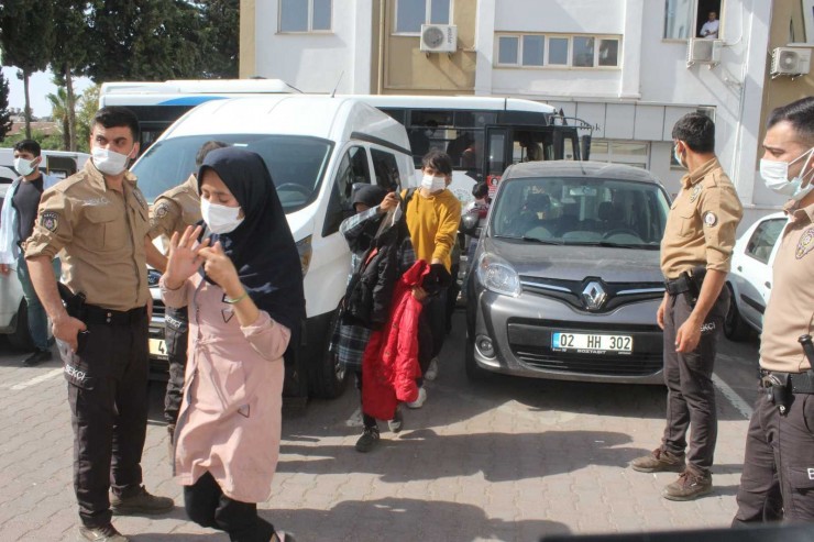 Bekçiler Kamyonet Kasasında 78 Kaçak Göçmen Yakaladı