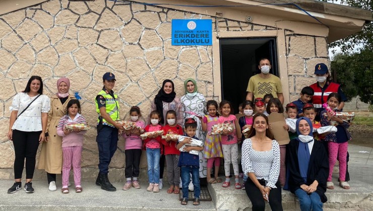 Şehit Eşi Ve Gençlerden Köy Okulu Öğrencilerine Yardım