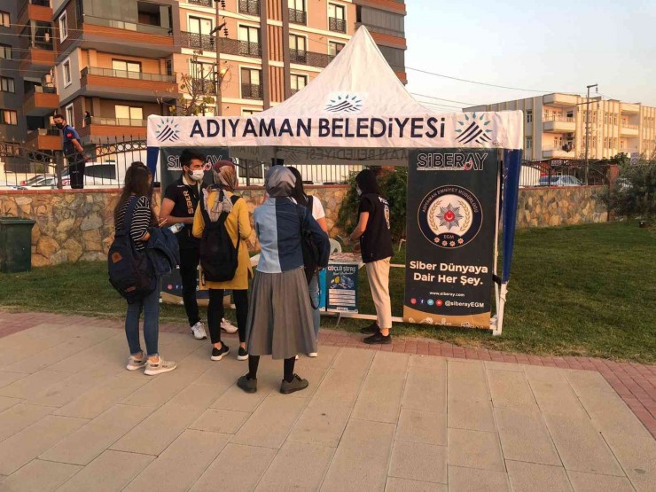 Polisler Vatandaşları Siber Suçlara Karşı Uyardı