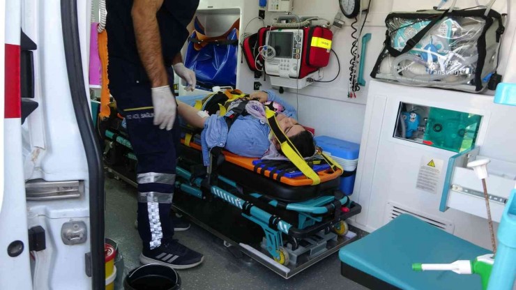 Önce Otomobile Ardından Refüje Çarptı: 5 Yaralı