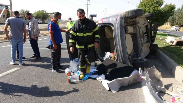 Önce Otomobile Ardından Refüje Çarptı: 5 Yaralı