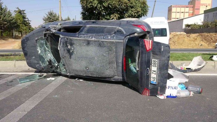 Önce Otomobile Ardından Refüje Çarptı: 5 Yaralı