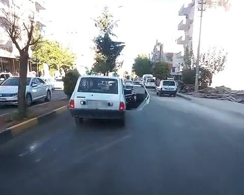 Otomobil Trafikte Kapısı Açık İlerledi