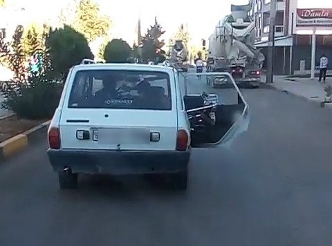 Otomobil Trafikte Kapısı Açık İlerledi