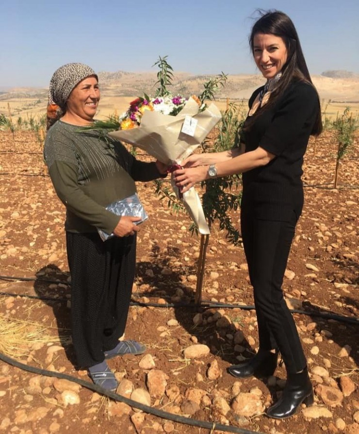 Kadın Mühendisler Kadın Çiftçilere Tarlada Çiçek Takdim Etti