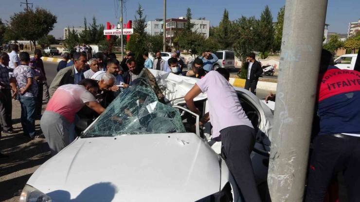 Direğe Çarpan Otomobil Kağıt Gibi Katlandı