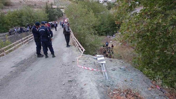 Otomobil Köprüden Aşağıya Uçtu: 1 Ölü