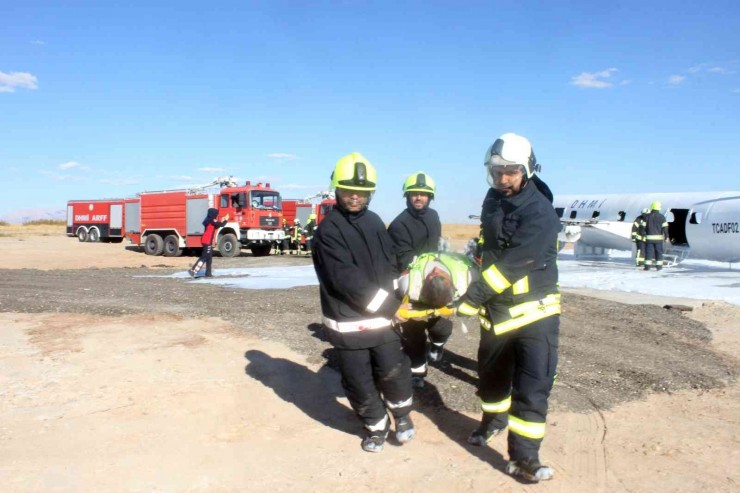 Tatbikat İçin Yakılan Uçak Maketi Paniğe Neden Oldu