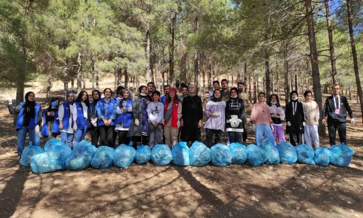 Gençlik Merkezi Lider Ve Gönüllüleri Çevre Temizliği Yaptı