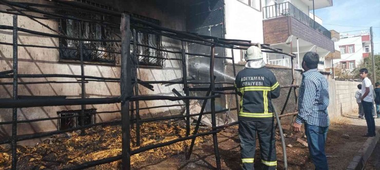 İtfaiye Ekiplerinin Erken Müdahalesi İki Katlı Evi Kül Olmaktan Kurtardı