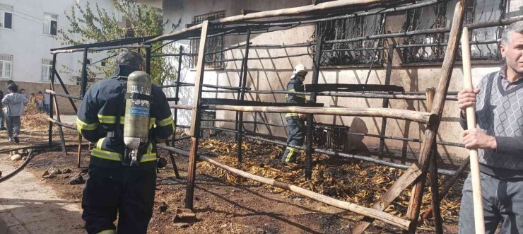 İtfaiye Ekiplerinin Erken Müdahalesi İki Katlı Evi Kül Olmaktan Kurtardı