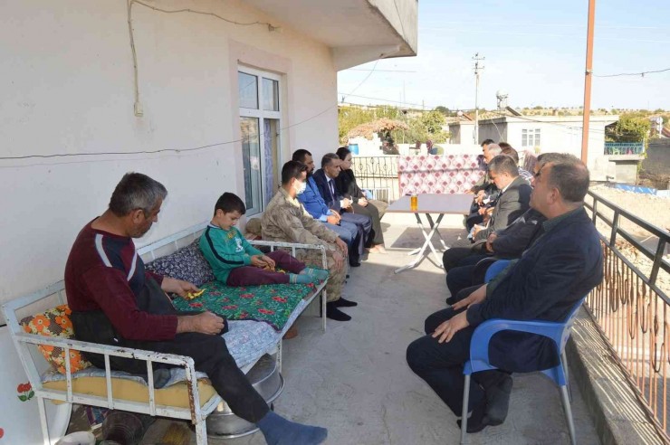 Vali Çuhadar’dan Şehit Ailesine Taziye Ziyareti