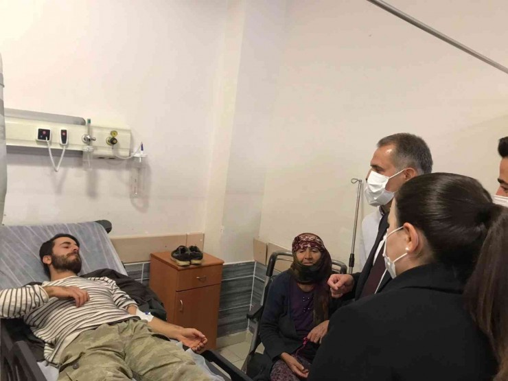 Vali Çuhadar, Kaza Yapan Tarım İşçilerini Hastanede Ziyaret Etti
