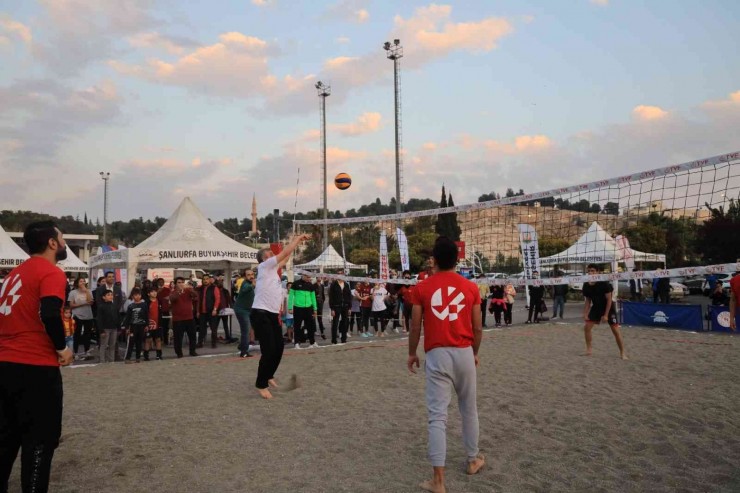Belediye Başkanı Gençlerle Plaj Voleybolu Oynadı