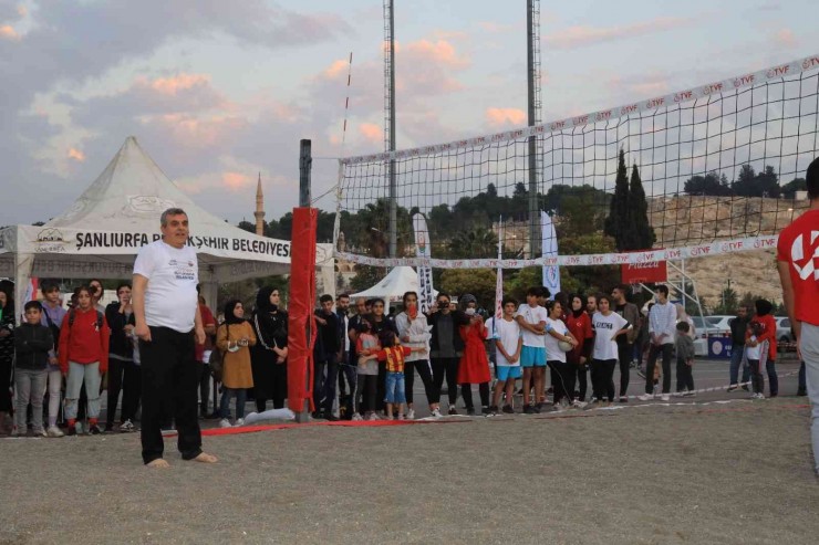 Belediye Başkanı Gençlerle Plaj Voleybolu Oynadı