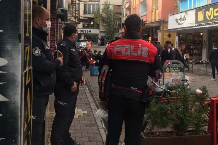 Kavga Eden İki Grup, Polisleri Görünce Kayıplara Karıştı