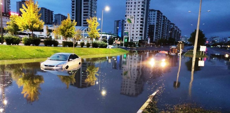 Diyarbakır’da Yollar Göle Döndü, Araçlar Mahsur Kaldı