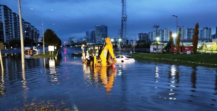 Diyarbakır’da Yollar Göle Döndü, Araçlar Mahsur Kaldı