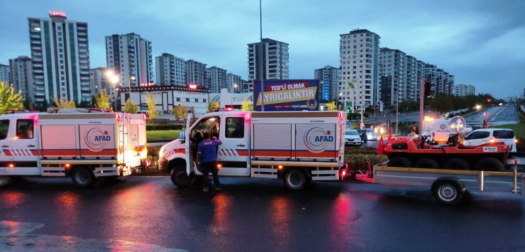 Diyarbakır’da Yollar Göle Döndü, Araçlar Mahsur Kaldı