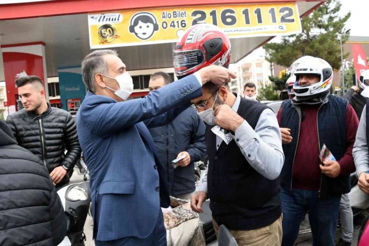 Motosiklet Sürücülerine Kask Dağıtıldı