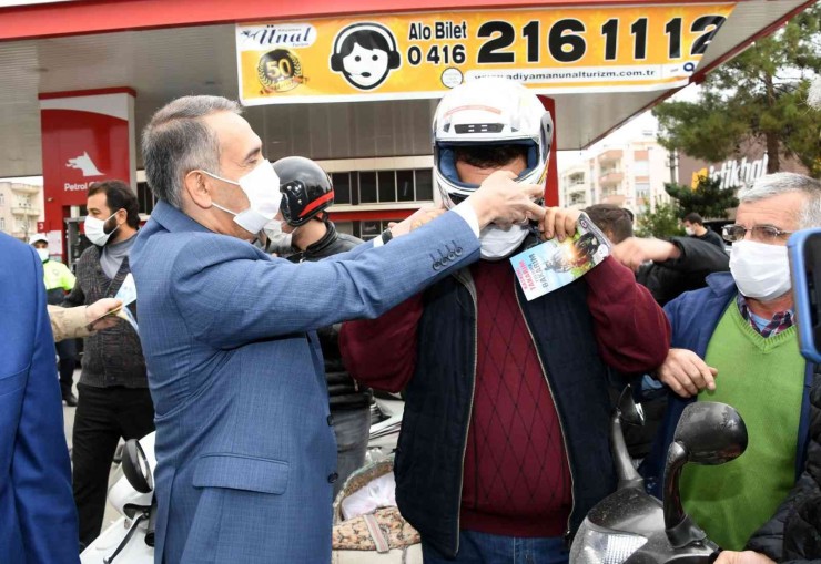 Motosiklet Sürücülerine Kask Dağıtıldı