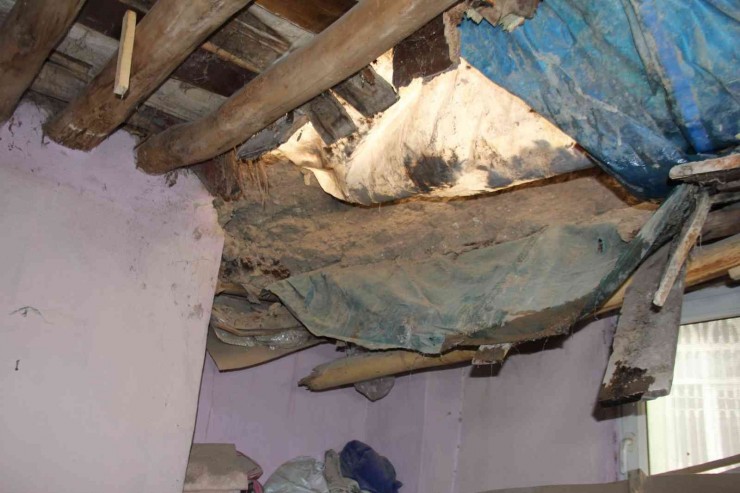Yağmurda Toprak Evin Damı Çöktü: 1 Yaralı