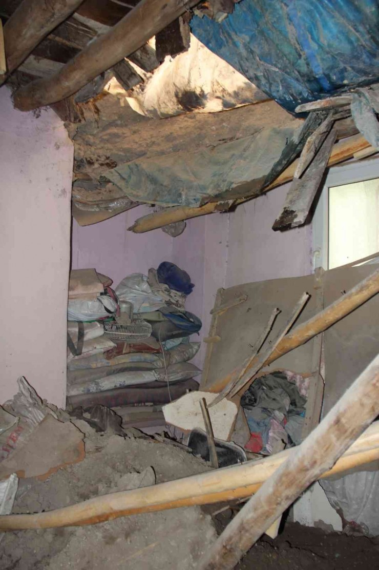 Yağmurda Toprak Evin Damı Çöktü: 1 Yaralı