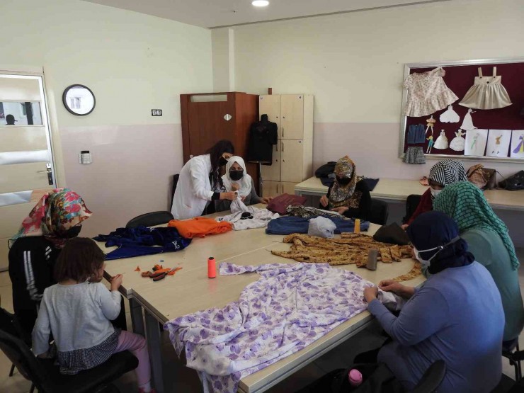 Kadınlar Elbiselerini Hem Ucuza Mal Ediyor Hem De Gelir Sağlıyor