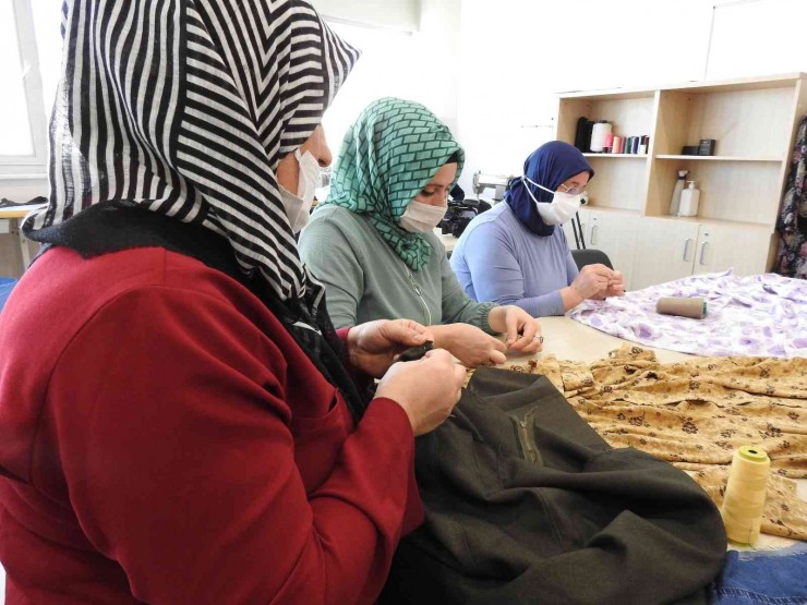 Kadınlar Elbiselerini Hem Ucuza Mal Ediyor Hem De Gelir Sağlıyor