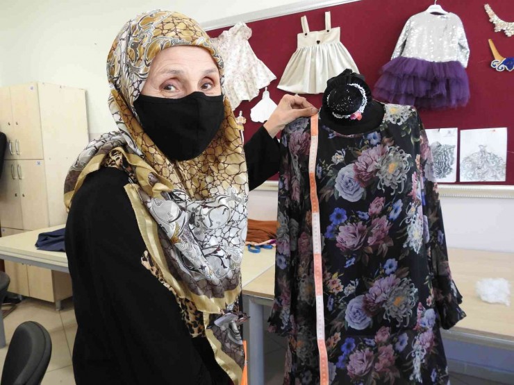 Kadınlar Elbiselerini Hem Ucuza Mal Ediyor Hem De Gelir Sağlıyor