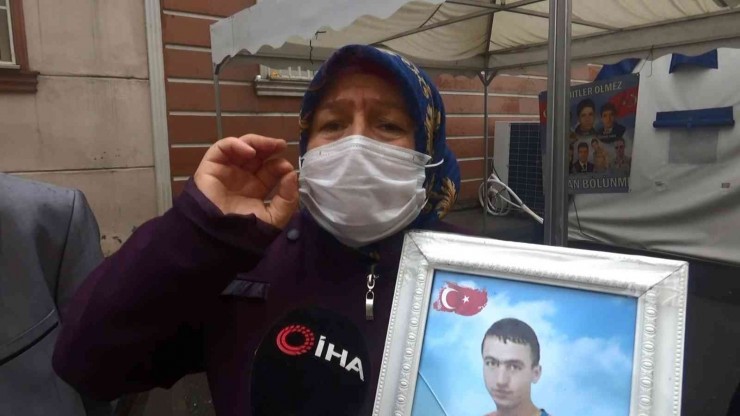Hdp Önündeki Aileler Evlat Nöbetini Yağmur Altında Sürdürdü