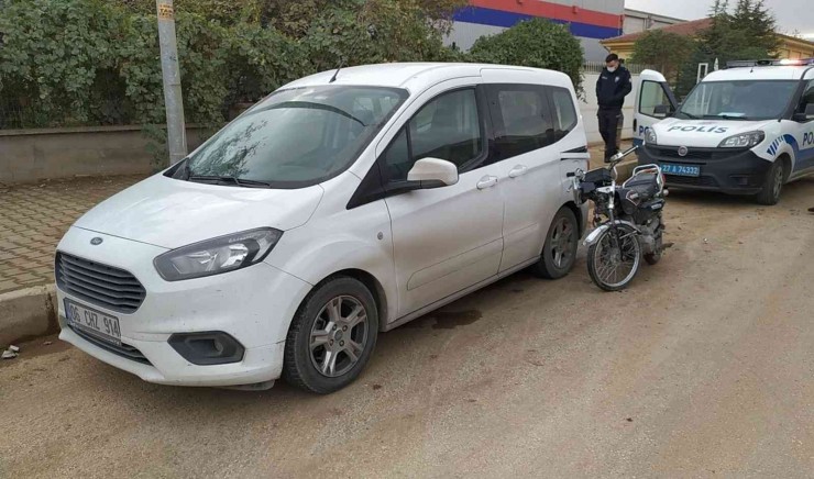 Motosiklet Park Halindeki Araca Arkadan Çarptı: 2 Yaralı