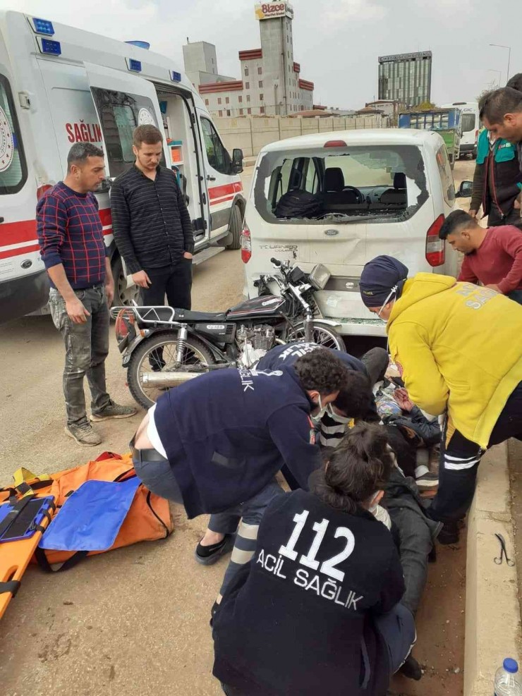 Motosiklet Park Halindeki Araca Arkadan Çarptı: 2 Yaralı