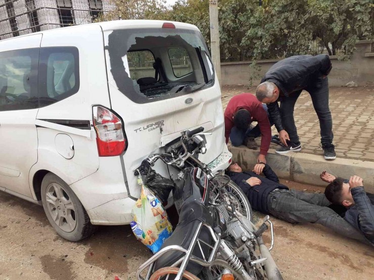 Motosiklet Park Halindeki Araca Arkadan Çarptı: 2 Yaralı