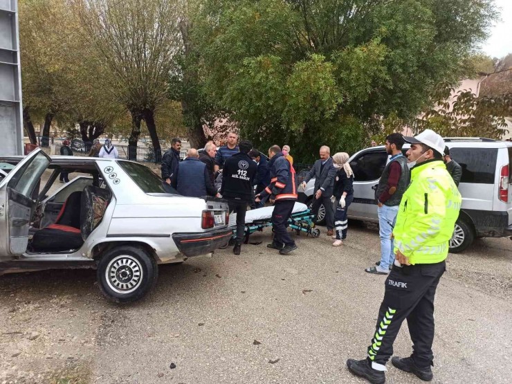 Malatya’da Otomobil Üst Geçidin Ayağına Çarptı: 1 Ölü, 1 Yaralı