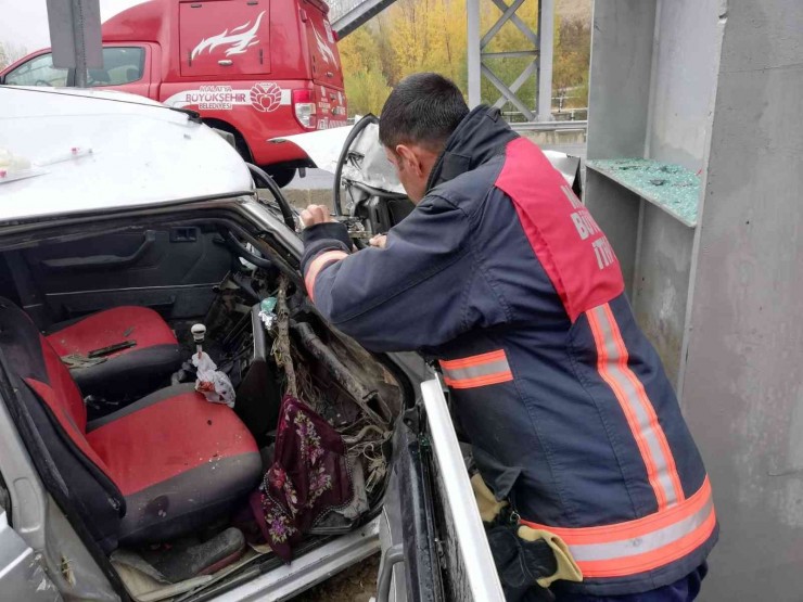 Malatya’da Otomobil Üst Geçidin Ayağına Çarptı: 1 Ölü, 1 Yaralı