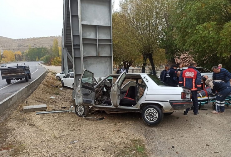 Malatya’da Otomobil Üst Geçidin Ayağına Çarptı: 1 Ölü, 1 Yaralı
