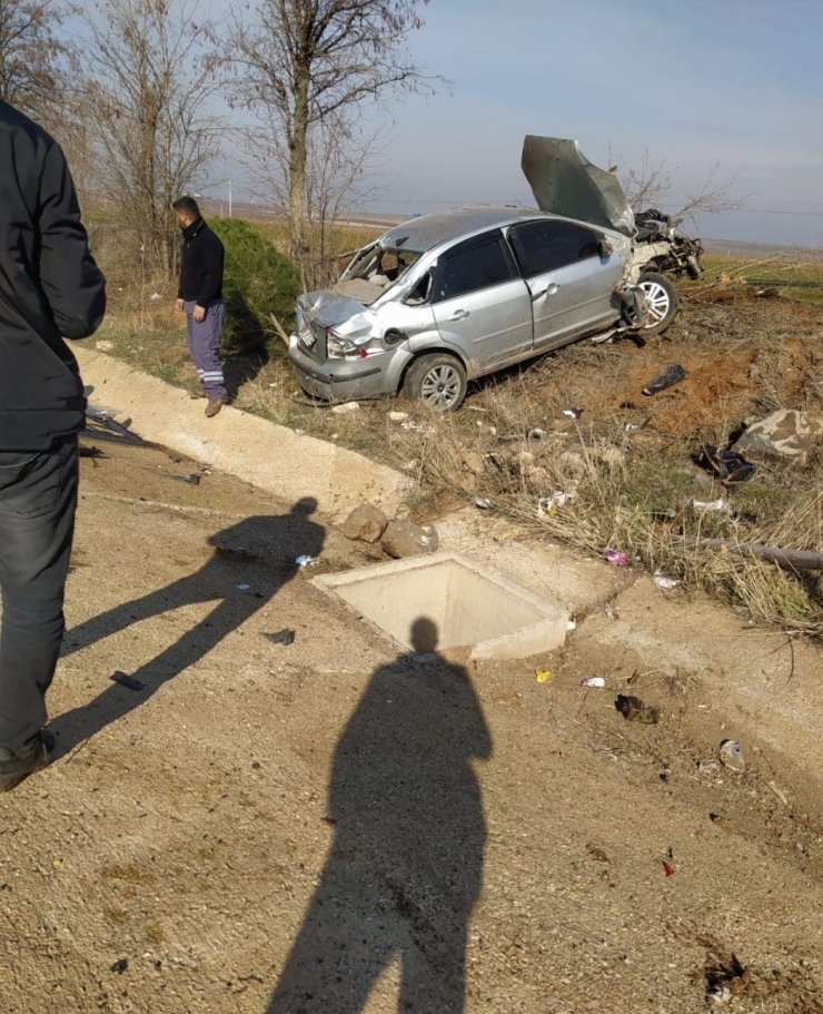 Diyarbakır’da Otomobil Yol Kenarına Uçtu: 2 Yaralı
