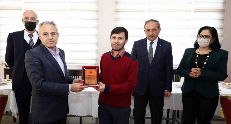 Üniversitede Yılın Personelleri Ödüllerini Aldı