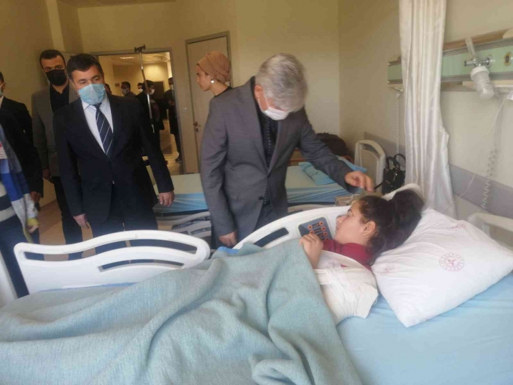 Milli Eğitim Müdürü Kazada Yaralanan Öğrencileri Ziyaret Etti