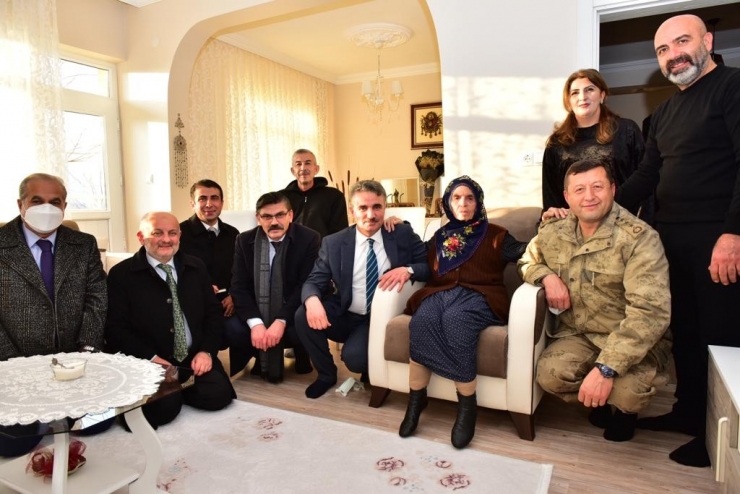 Vali Baruş Arapgir’de Muhtarlarla Toplantı Düzenledi