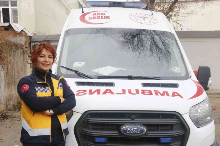 Diyarbakır’ın ’kırmızı Başlıklı’ Kadın Ambulans Şoförü, Zamanla Yarışıyor