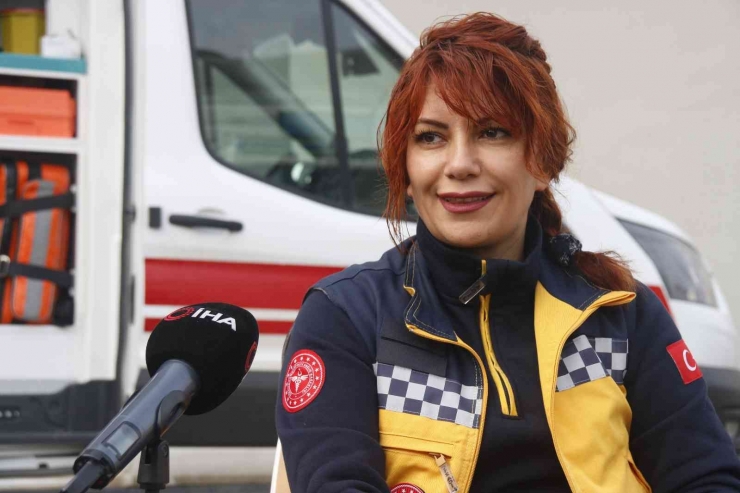 Diyarbakır’ın ’kırmızı Başlıklı’ Kadın Ambulans Şoförü, Zamanla Yarışıyor