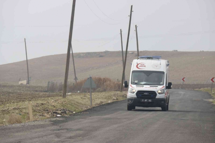 Diyarbakır’ın ’kırmızı Başlıklı’ Kadın Ambulans Şoförü, Zamanla Yarışıyor