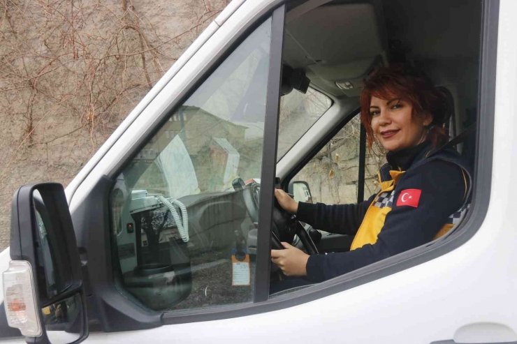 Diyarbakır’ın ’kırmızı Başlıklı’ Kadın Ambulans Şoförü, Zamanla Yarışıyor