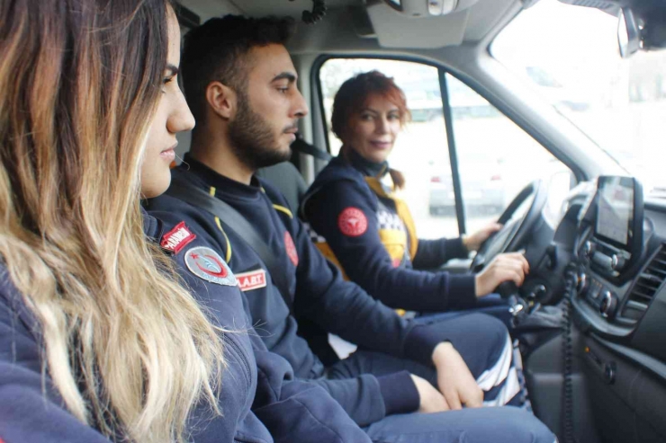 Diyarbakır’ın ’kırmızı Başlıklı’ Kadın Ambulans Şoförü, Zamanla Yarışıyor