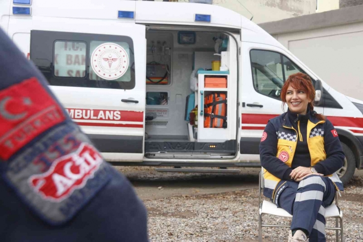 Diyarbakır’ın ’kırmızı Başlıklı’ Kadın Ambulans Şoförü, Zamanla Yarışıyor