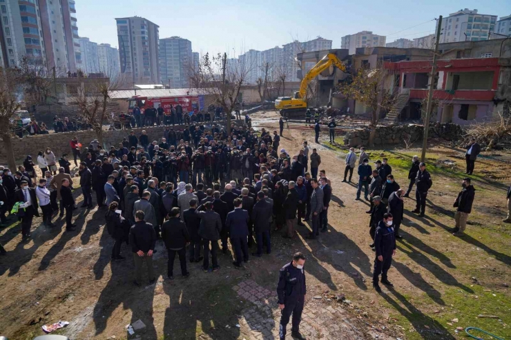 Fiyatları 2 Milyonu Bulan Binalar Arasında Kalan Yapıların Yıkımına Başlandı